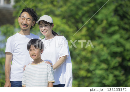 屋外のファミリー　小学生 128135572