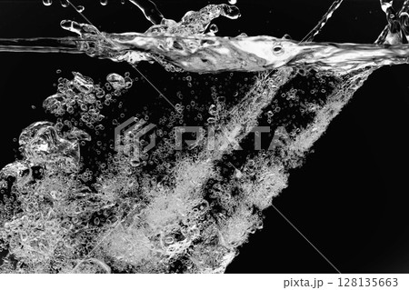 黒の背景に水中に舞い上がるたくさんの気泡. 128135663