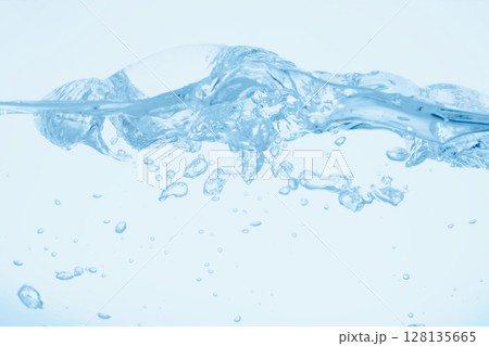 青の背景に水中に舞い上がるたくさんの気泡. 128135665