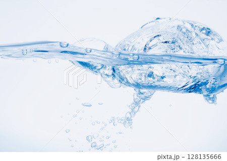白の背景に水中に舞い上がるたくさんの気泡. 128135666