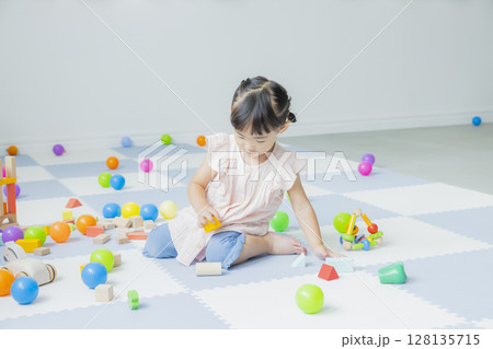 室内で遊ぶ子供 室内で遊ぶ子供 128135715