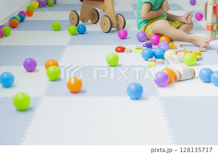 室内で遊ぶ子供 室内で遊ぶ子供 128135717