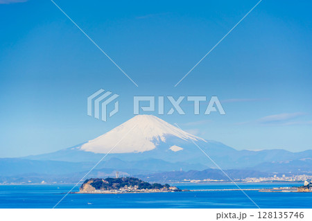 富士山と江ノ島 富士山と江ノ島 128135746