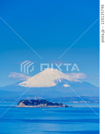 富士山と江ノ島 128135748