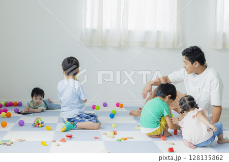室内で遊ぶ子供 128135862