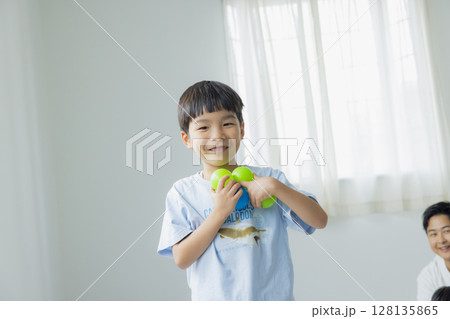 室内で遊ぶ子供 128135865