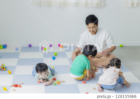 室内で遊ぶ子供 室内で遊ぶ子供 128135866