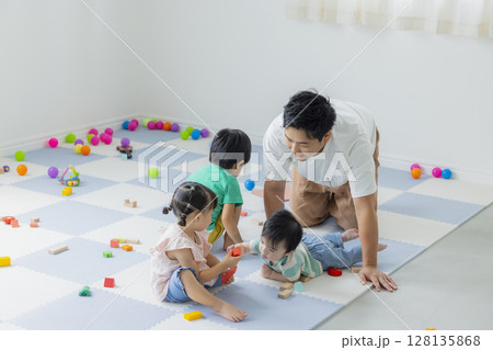 室内で遊ぶ子供 128135868