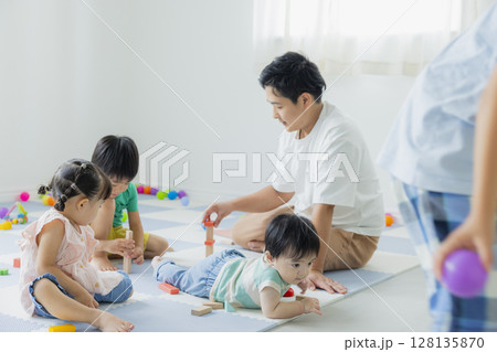 室内で遊ぶ子供 128135870