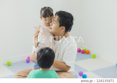 室内で遊ぶ子供 128135871