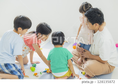 室内で遊ぶ子供 室内で遊ぶ子供 128135872