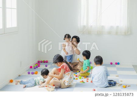 室内で遊ぶ子供 128135873