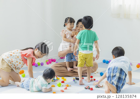 室内で遊ぶ子供 128135874