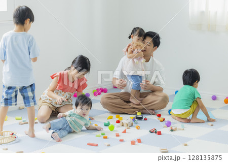 室内で遊ぶ子供 128135875