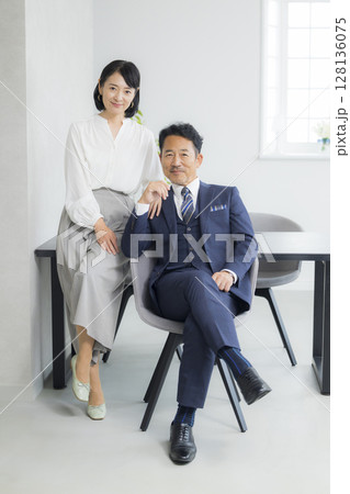 社長とその妻のイメージ 社長とその妻のイメージ 128136075