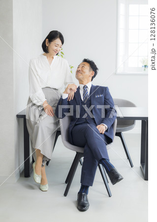 社長とその妻のイメージ 128136076