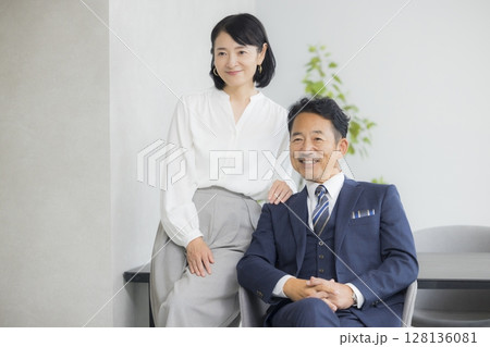 社長とその妻のイメージ 社長とその妻のイメージ 128136081