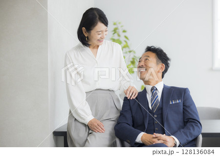 社長とその妻のイメージ 128136084