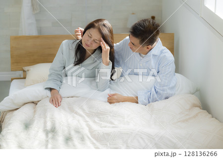 起床する体調不良のシニアカップル 起床する体調不良のシニアカップル 128136266