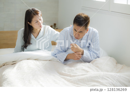 起床する体調不良のシニアカップル 　 128136269