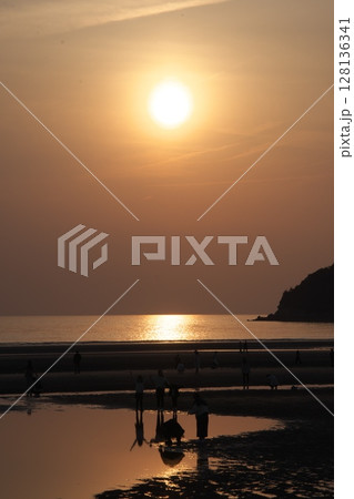 海に沈む夕日 128136341