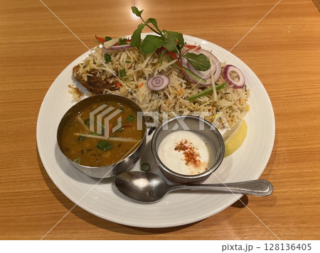 美味しそうなインド料理のチキンビリヤニ 128136405