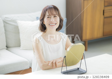 シニア女性、ビューティーイメージ シニア女性、ビューティーイメージ 128136409