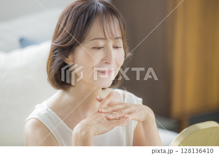 シニア女性、ビューティーイメージ 128136410