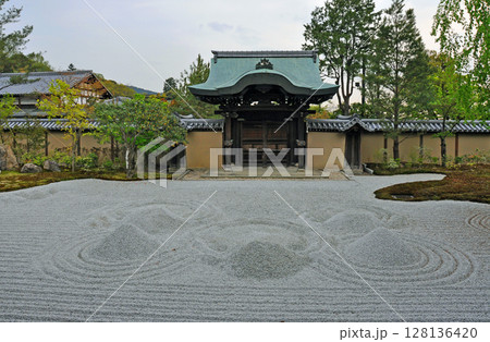 京都 豊臣秀吉の北政所の菩提寺 高台寺 方丈前庭と勅使門 京都 豊臣秀吉の北政所の菩提寺 高台寺 方丈前庭と勅使門 128136420