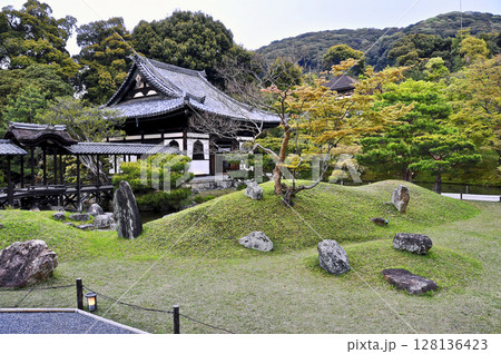 京都　高台寺　方丈から見た開山堂と回廊の観月亭 128136423
