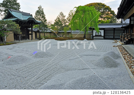 京都　豊臣秀吉の北政所の菩提寺　高台寺　方丈前庭と勅使門 128136425