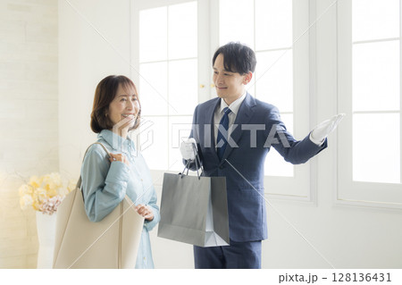 案内するコンシェルジュの男性　　 128136431