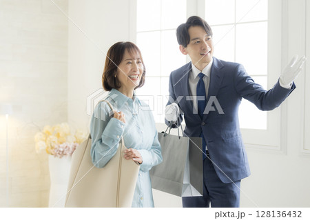 案内するコンシェルジュの男性 案内するコンシェルジュの男性 128136432