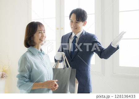 案内するコンシェルジュの男性 案内するコンシェルジュの男性 128136433