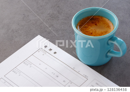 就職活動(就活)のために、コーヒーを飲みながら、履歴書を用意しているイメージ 就職活動(就活)のために、コーヒーを飲みながら、履歴書を用意しているイメージ 128136438
