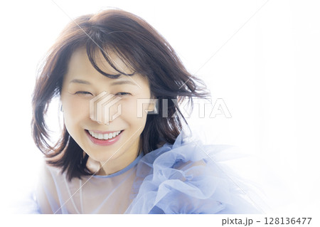 美しいミドル女性 128136477