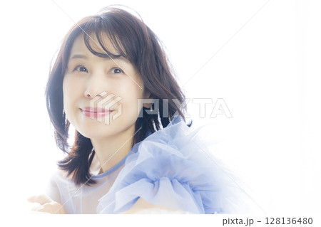 美しいミドル女性 128136480