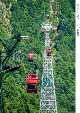 夏の御在所ロープウエイ『山上公園駅より見下ろす連なる赤いゴンドラ』 128136496