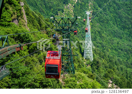 夏の御在所ロープウエイ『山上公園駅より見下ろす連なる赤いゴンドラ』 128136497