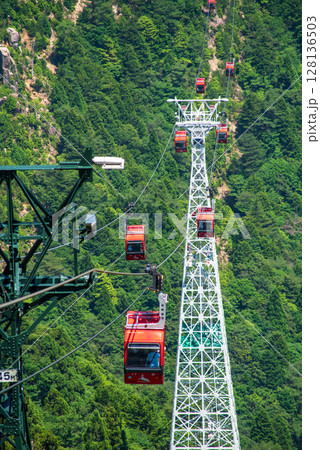 夏の御在所ロープウエイ『山上公園駅より見下ろす連なる赤いゴンドラ』 夏の御在所ロープウエイ『山上公園駅より見下ろす連なる赤いゴンドラ』 128136503