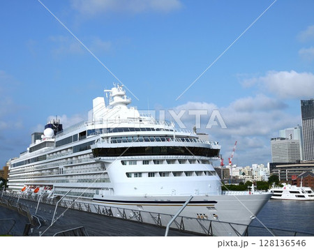 豪華客船が停泊する大さん橋 豪華客船が停泊する大さん橋 128136546