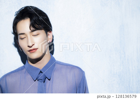 若い男性のポートレート　 128136579
