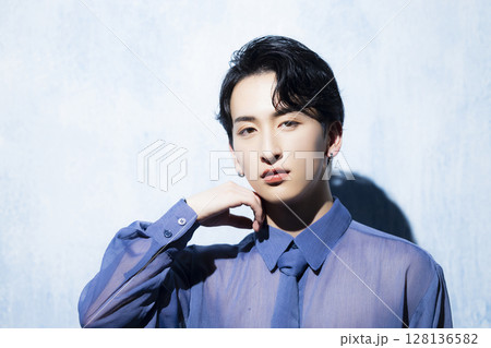 若い男性のポートレート　 128136582