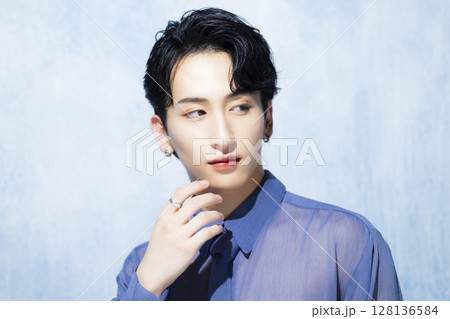 若い男性のポートレート　 128136584