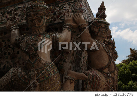 天をつくような荘厳華麗な建築物 128136779