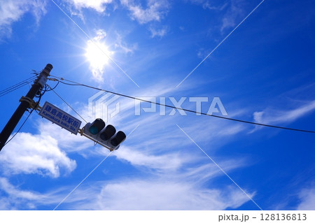 青信号と、真夏の青空 青信号と、真夏の青空 128136813