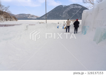 北海道鹿追町 雪と氷の世界の冬の然別湖コタンを散策する観光客 北海道鹿追町 雪と氷の世界の冬の然別湖コタンを散策する観光客 128137153