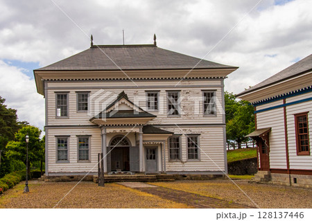 山形県　寒河江公園桜の丘　旧西村山郡会議事堂 128137446