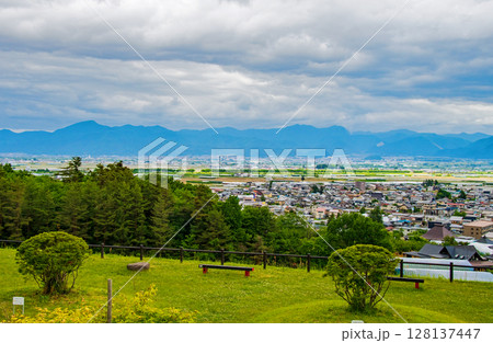 山形県 寒河江市 長岡山 寒河江町公園 展望広場からの街並みを俯瞰する 山形県 寒河江市 長岡山 寒河江町公園 展望広場からの街並みを俯瞰する 128137447