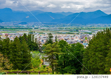 山形県　寒河江市　長岡山　寒河江町公園　展望広場からの街並みを俯瞰する 128137449